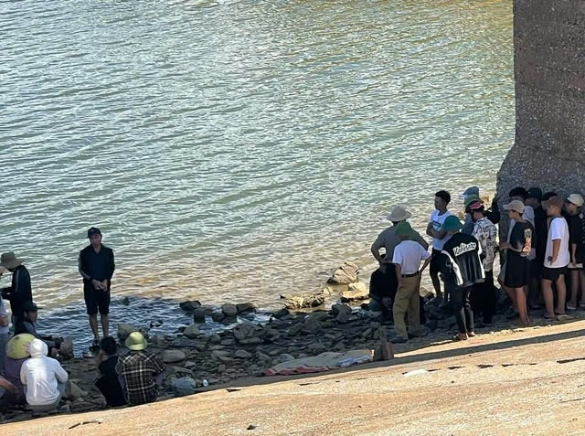 Bàng hoàng phát hiện thi thể nam sinh dưới hồ Mù U Bang hoang phat hien thi the nam sinh duoi ho Mu U