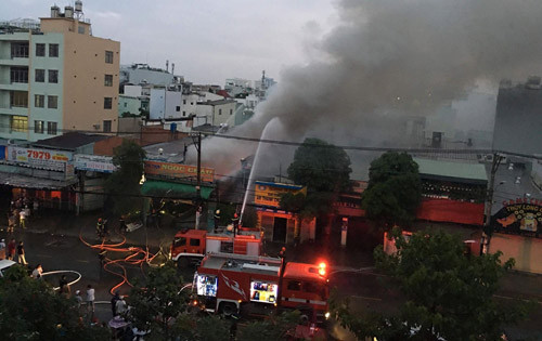 Đến sáng nay, lực lượng Cảnh sát PCCC TPHCM vẫn đang tích cực phun nước chống cháy lan và làm mát khu vực xảy ra hỏa hoạn tại cơ sở kinh doanh vải Ngọc Châu