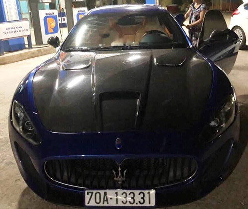 Cơ quan chức năng thu giữ nhiều tài sản khi tiến hành triệt phá tổ chức cờ bạc của nhóm chơi siêu xe.