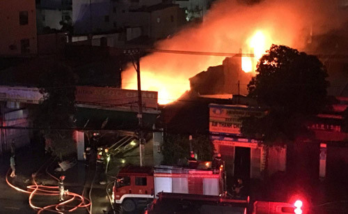 Vụ hỏa hoạn nghiêm trọng dù không gây thiệt hại về người nhưng đã khiến nhiều tấn vải cùng một số phương tiện, xe tải, xe ba gác đã bị thiêu rụi, căn nhà gần như hư hại hoàn toàn