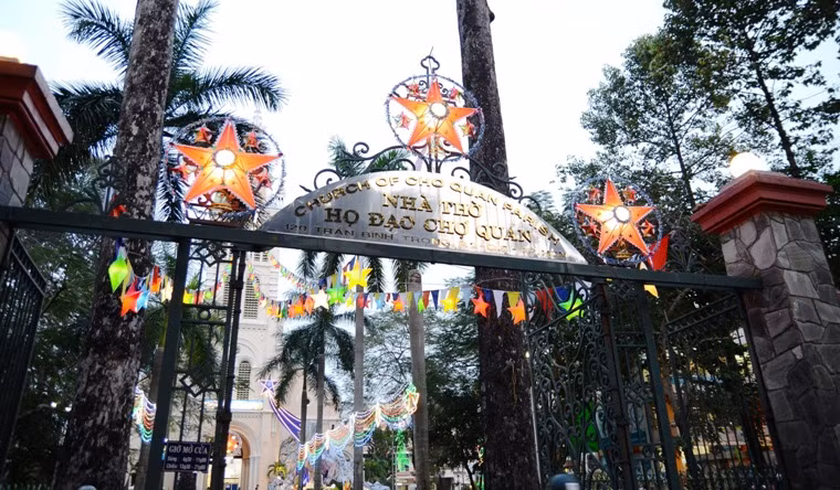 Nha tho co nhat Sai Gon long lay mua Giang sinh 