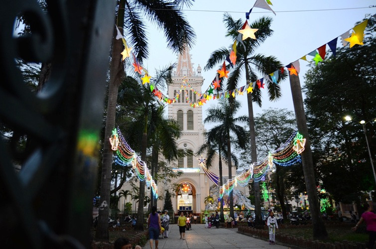 Nhiều tin đồn lưu truyền cho rằng nhà thờ được xây dựng từ năm 1672 nhưng không có tư liệu cụ thể nào, chỉ có thể xác nhận chính thức từ năm 1720 bởi lúc đó họ đạo Chợ Quán mời Cha Quintaon từ Đồng Nai lên giúp và ngôi nhà thờ đầu tiên đã được dựng lên. 