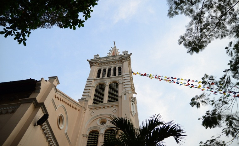 Tháp chuông nhà thờ cổ gồm có ba tầng: tầng kéo chuông, tầng để chuông và tầng mái trên cùng với tổng cổng năm quả chuông: hai quả chuông kéo trong ngày thường, hai quả chuông dùng cho các dịp lễ quan trọng và một quả chuông để báo tử. Trong dịp lễ đặc biệt thì mới kéo tất cả năm quả chuông cùng một lúc. 