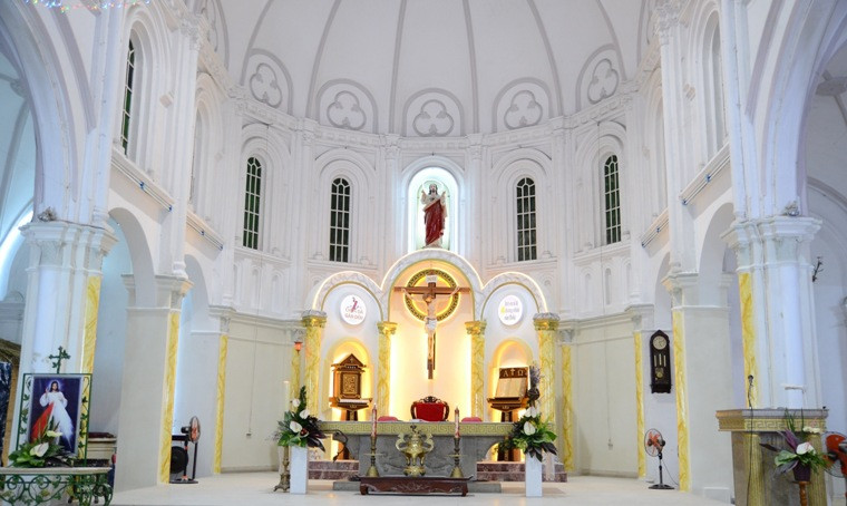 Nét trang trọng ở khu vực quý Cha làm lễ bên trong Thánh đường Nhà thờ Chợ Quán.