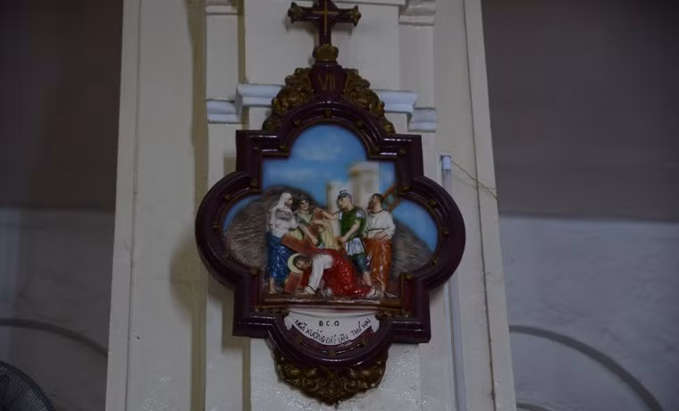 Những bức tượng thánh có niên đại trăm năm trong nhà thờ cổ.