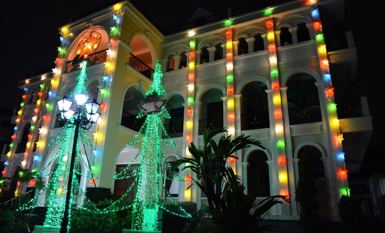 Nhà thờ cổ nhất TP HCM rực rỡ ánh đèn trong những ngày trước lễ Giáng sinh