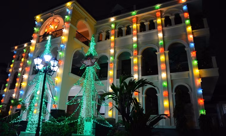 Nhà thờ cổ nhất TP HCM rực rỡ ánh đèn trong những ngày trước lễ Giáng sinh