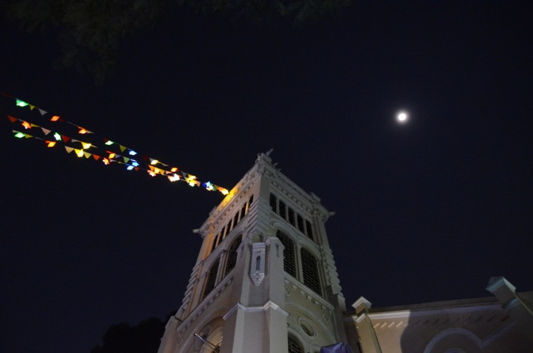 Mùa Giáng sinh thanh bình đang rộn ràng khắp đất nước.