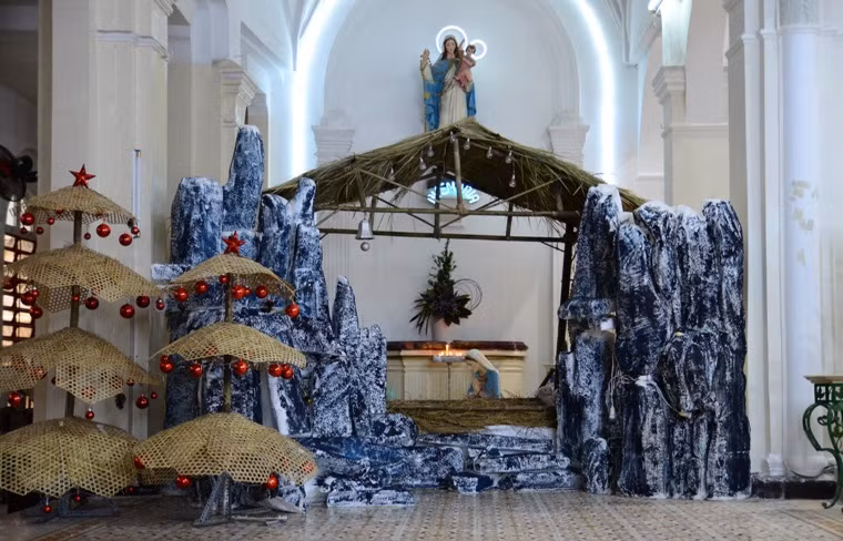 Giáo dân trang trí hang đá nhân dịp lễ Giáng sinh 2018.