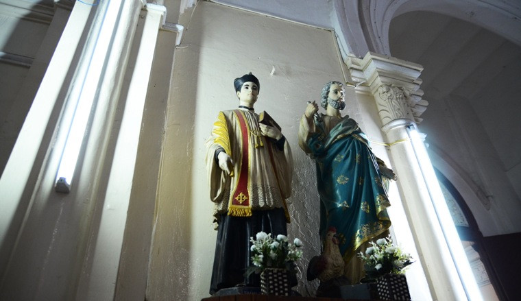 Những bức tượng thánh có niên đại trăm năm trong nhà thờ cổ.