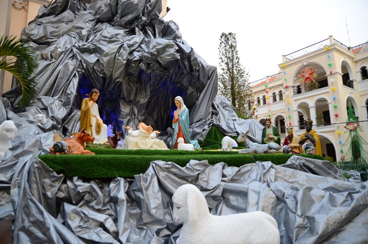 Giáo dân trang trí hang đá nhân dịp lễ Giáng sinh 2018 tại nhà thờ cổ Chợ Quán.