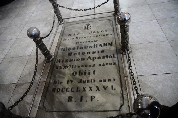 Để tưởng nhớ công ơn người đặt nền móng cho ngôi nhà thờ, thi hài của cha Hamm được mai táng trong nền thánh đường, ngay trước bàn thờ Đức Mẹ. 