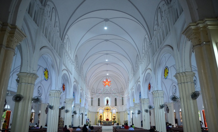 Nhà thờ Chợ Quán trong những dịp lễ Giáng sinh, Tết nguyên đán...thu hút rất đông Giáo dân cầu nguyện, cũng như du khách đến tham quan.