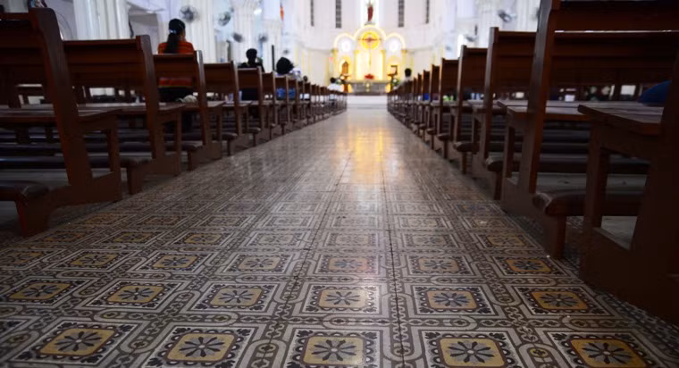 Bên trong Thánh đường nhà thờ cổ nhất Sài Gòn - TP HCM.