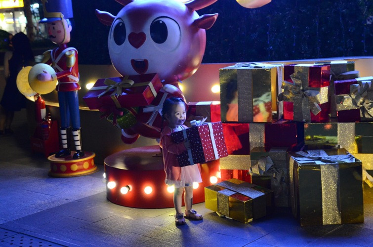 Đến với Vincom, các em nhỏ cùng với gia đình sẽ có thời gian quây quần bên nhau, cùng tìm hiểu những văn hóa Giáng Sinh độc đáo. 