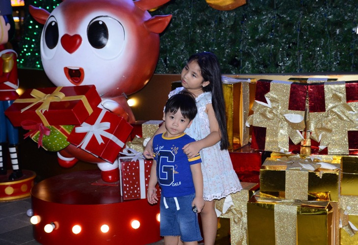 Trẻ em thích thú với mùa Giáng sinh yên bình.