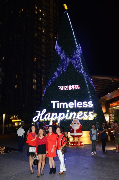 Giáng sinh năm nay, Vincom mang đến câu chuyện về hành trình khám phá thế giới Giáng Sinh ở Bắc cực của chú tuần lộc mũi đỏ Hope (hy vọng), ông già Noel cùng những người bạn nhỏ. 