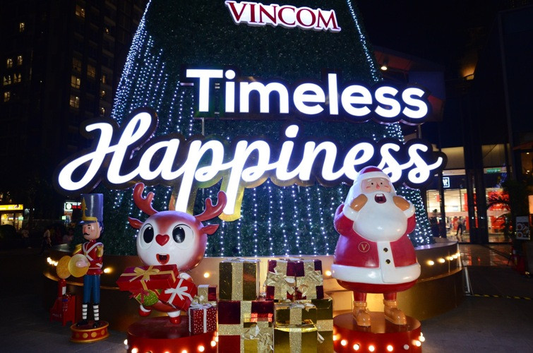 Không khí vô cùng ấn tượng thu hút hàng vạn người đến tham quan , vui chơi dù còn 2 ngày nữa mới đến lễ Giáng sinh.