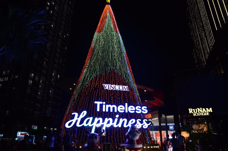 Cây thông Noel khủng tại tòa nhà Vincom Center Landmark 81 được sự chú ý đông đảo của mọi người trong mùa Giáng sinh năm nay khi được thắp sáng đầy màu sắc trong đêm.