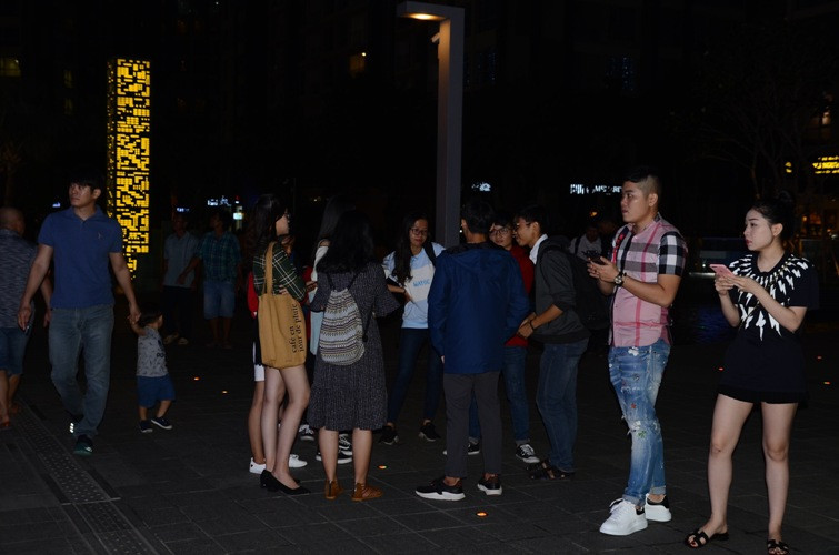 Nhiều gia đình đưa trẻ nhỏ đến đây để lưu giữ những hình ảnh ý nghĩa nhất trong năm. Các bạn trẻ tranh thủ ghi lại hình ảnh khi cây thông chuyển màu.