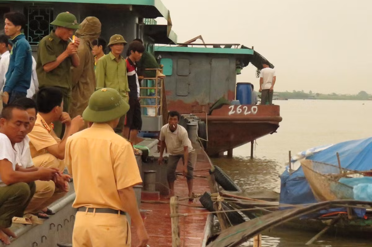 Sau khi xảy ra vụ tai nạn chìm tàu, lực lượng chức năng đã tìm thấy thi thể anh Trần Văn Tuấn vào khoảng 21h40 ngày 4/7. Đến 7h30 ngày 5/7, đã tìm thấy thi thể của chị Trần Thị Hái và cháu Trần Thị Đào.