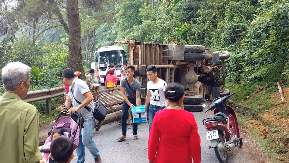 Xe tai lat nghieng, duong len thi tran Tam Dao ket cung-Hinh-2