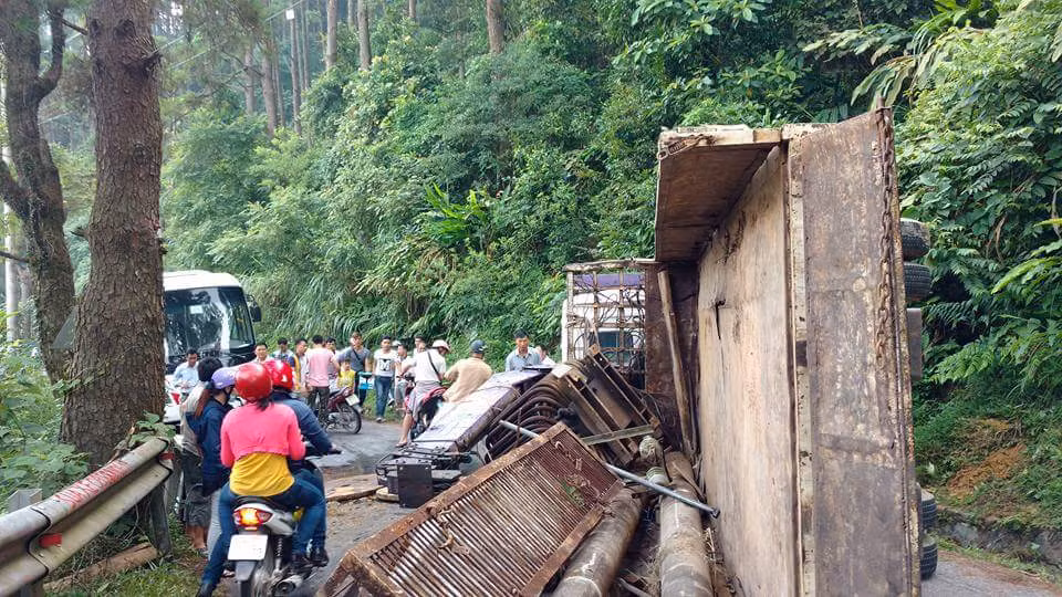 Xe tai lat nghieng, duong len thi tran Tam Dao ket cung-Hinh-6