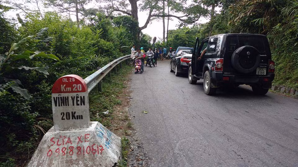 Xe tai lat nghieng, duong len thi tran Tam Dao ket cung-Hinh-3