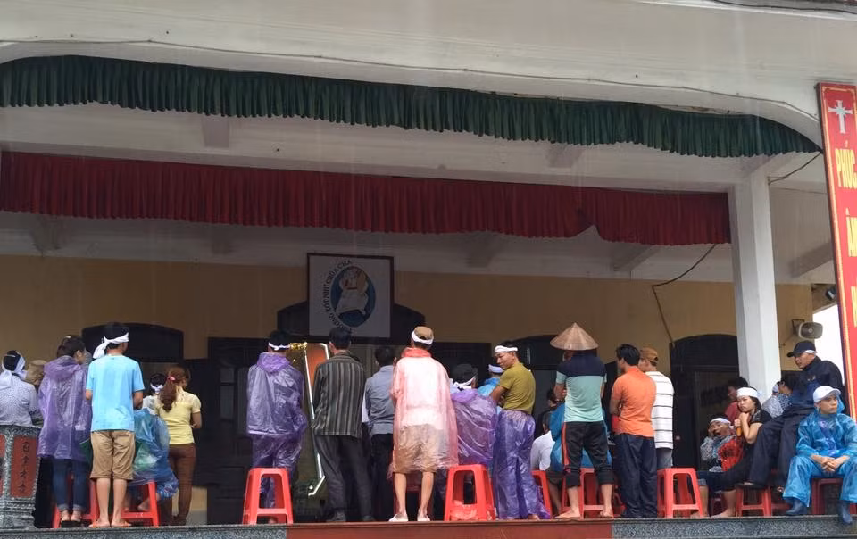 Những người thân đau đớn trước số phận nghiệt ngã của một gia đình. Ông Trần Văn Sơn (49 tuổi, là chú ruột của ông Tuấn) cho biết, vợ chồng anh Trần Văn Tuấn có 4 người con. Cách đây khoảng 2 năm, họ đã mất đứa con trai cả vừa tròn 9 tuổi do cháu đi tắm sông và bị chết đuối. Ba đứa con còn lại của anh Tuấn được gửi ở nhà với bà nội để đi học do vợ chồng thường xuyên phải lênh đênh sông nước.