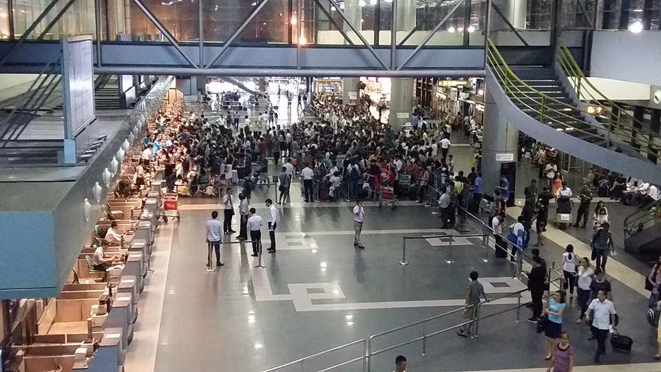 Chiều 29/7/2016, một số khu vực quầy làm thủ tục hàng không tại Cảng hàng không quốc tế (CHKQT) Tân Sơn Nhất và Nội Bài đã b ị tin tặc tấn công. Do đó, hành khách đã phải làm thủ tục check-in thủ công thay cho hệ thống điện tử.