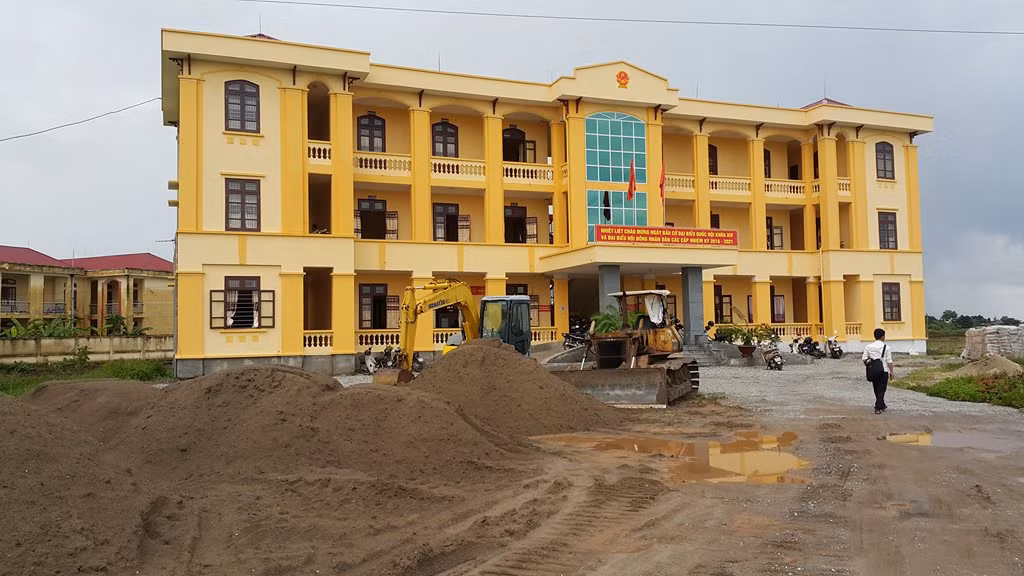 Khu vực thi công sân UBND xã Vĩnh Hòa, nơi xảy ra vụ tai nạn thương tâm.