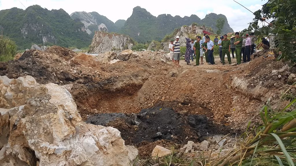 Hố chôn chất thải nghi độc hại vừa bị phát hiện.