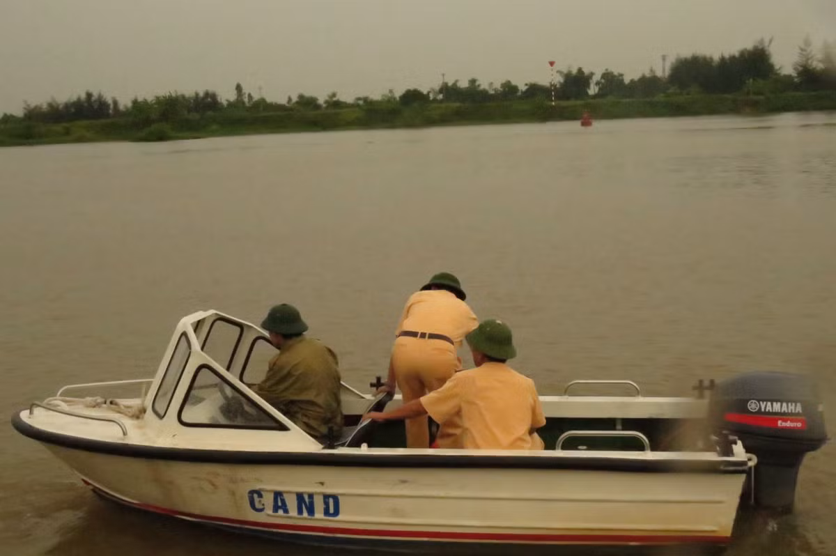 Về nguyên nhân vụ tai nạn đường thủy nghiêm trọng, chiều tối 5/7, thuyền viên tàu NB 6661 đã cung cấp một đoạn clip ghi lại cảnh đâm va giữa tàu NB 6913 do anh Phạm Văn Hiến làm thuyền trưởng với tàu NB 2434 do anh Trần Văn Tuấn lái. Nội dung đoạn clip thể hiện, khi tàu NB 2434 quay ngang đã bị tàu NB 6913 đâm thẳng giữa thân tàu và chìm ngay sau đó. Vụ đâm va xảy ra chỉ khoảng 10 giây nhưng đã khiến 4 người trên tàu tử vong