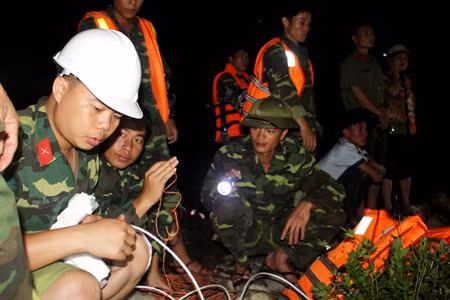 Lực lượng chức năng thức trắng đêm để tìm kiếm.