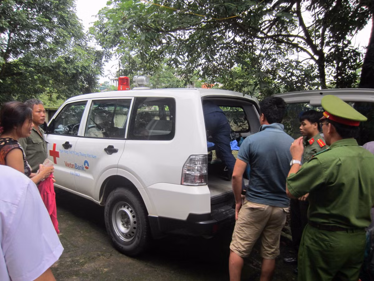 Thi thể các nữ sinh được đưa về quê để lo hậu sự trong sự đau đớn tột cùng của người thân.