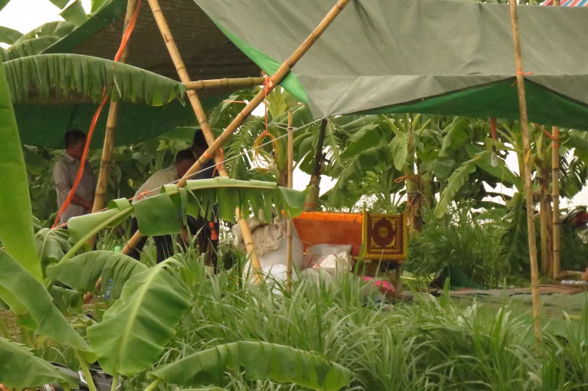 Vụ va chạm khiến tàu NB 2434 chìm. Bốn người trên tàu mất tích gồm Trần Văn Tuấn, Trần Thị Hái (vợ anh Tuấn) sinh năm 1977 và 2 con là Trần Văn Duy 8 tuổi, Trần Thị Đào 2 tuổi, đều ở thôn Kênh Gà, xã Gia Thịnh, huyện Gia Viễn, tỉnh Ninh Bình.