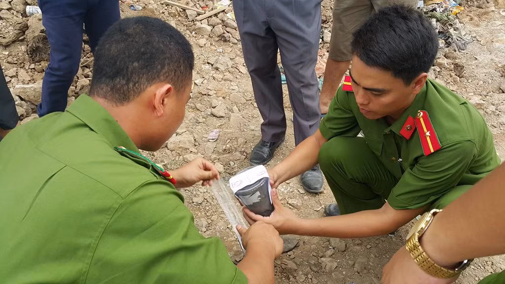 Lực lượng công an tiến hành lấy mẫu để xét nghiệm về tính độc hại của chất thải.