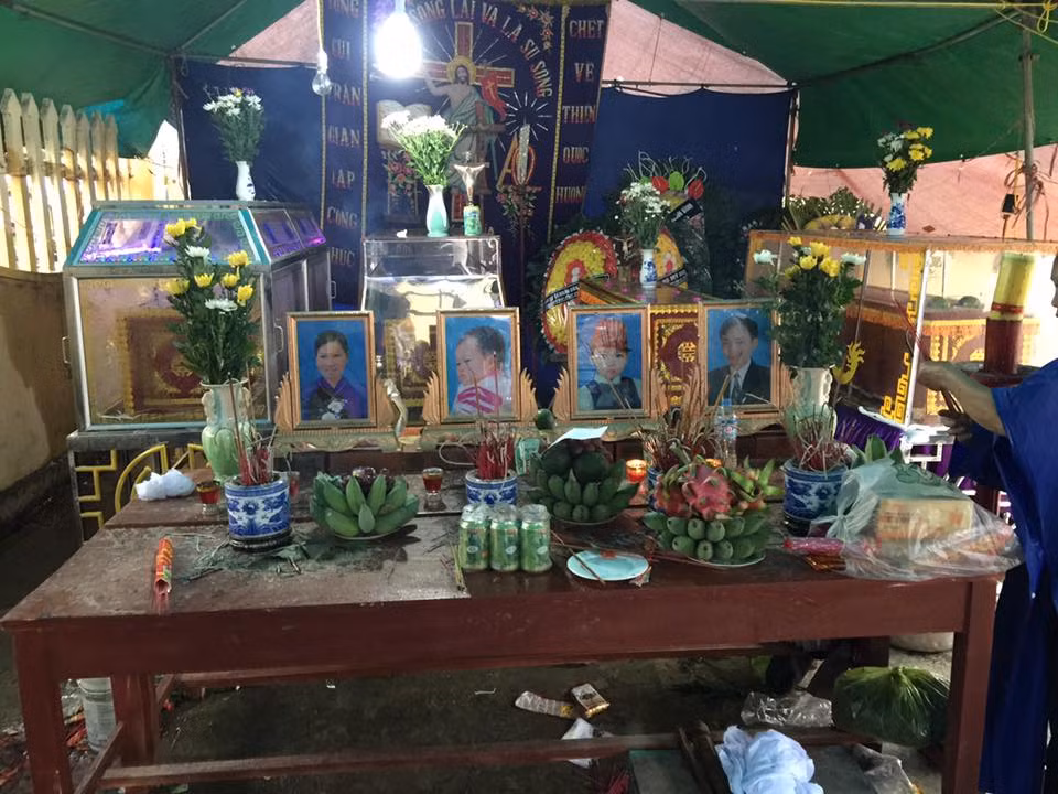 Liên quan vụ tai nạn chìm tàu trên sông Hồng khiến cả gia đình 4 người thiệt mạng, người thân các nạn nhân đang tổ chức tang lễ cho người xấu số. Hàng trăm người dân thôn Kênh Gà, xã Gia Thịnh, huyện Gia Viễn, tỉnh Ninh Bình đã về nhà thờ để chia buồn và tiễn đưa.