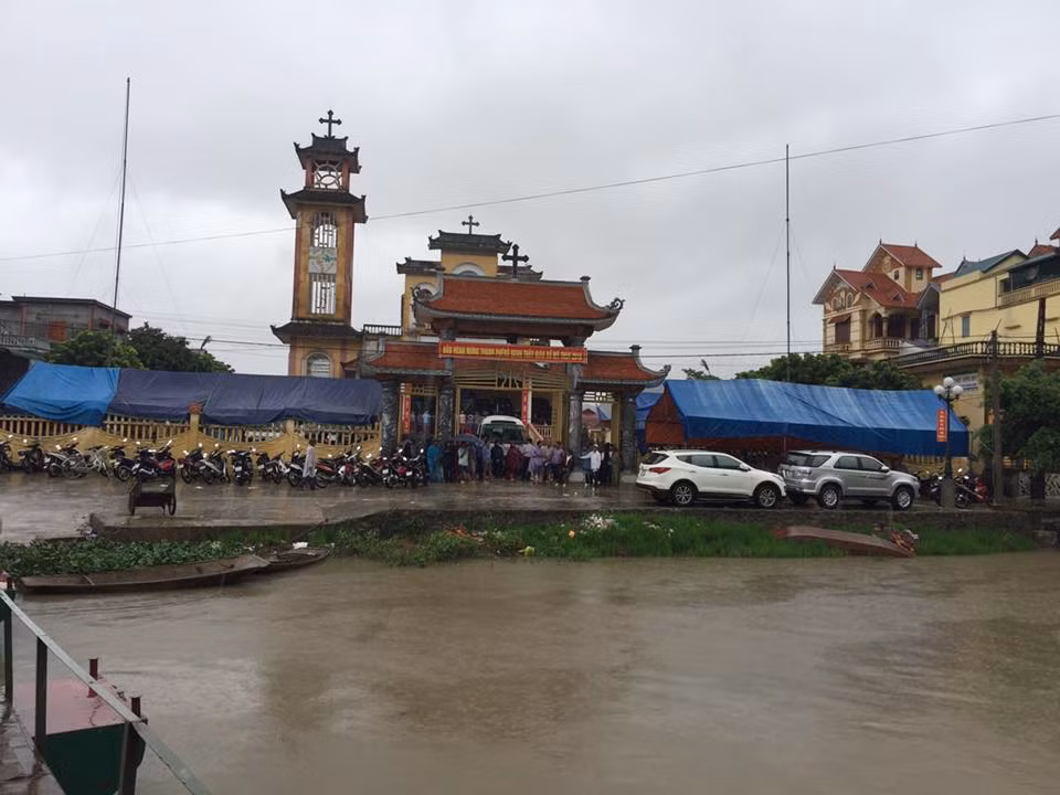 Đám tang được tổ chức khi trời mưa như trút nhưng những giọt nước mắt của những người đến dự còn mặn chát hơn nước mưa.