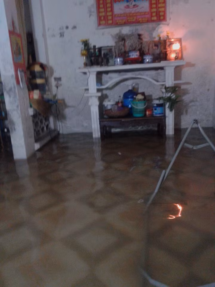 Nước lớn tràn cả vào nhà dân.