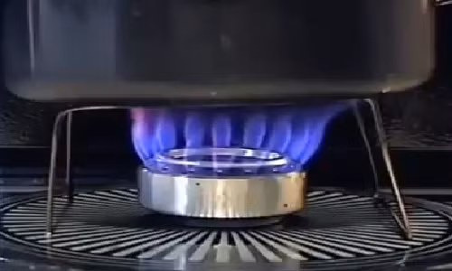 Tro tai lam bep mini tu vo lon soda va mac ao