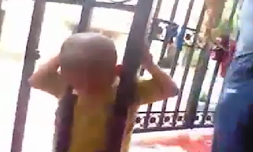 Toat mo hoi giai cuu be trai ket dau o cua sat