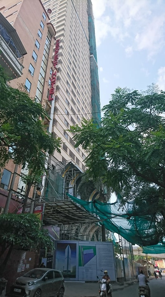 Trên một số sàn giao dịch bất đống sản phát đi thông điệp rằng, chủ đầu tư đã cập nhập tình hình xây dựng dự án toà nhà hỗn hợp tháp doanh nhân sắp được bàn giao. Theo đó, các hạng mục của giai đoạn 1 đang được tiến hành với đội ngũ thi công xây dựng từ 400 – 500 công nhân, chia làm 3 ca/ngày. Các hạng mục trong giai đoạn 1 bao gồm hoàn thiện phần thô của 52 tầng, trong đó 5 tầng hầm, 2 tầng lửng và 45 tầng nổi. Đến nay, dự án đã hoàn thành xong tầng 15. Ảnh: Thế Hoàng.