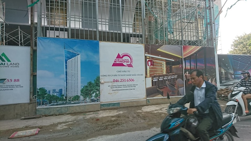 Theo như lời hứa hẹn gần đây nhất của chủ đầu tư thì dự án sẽ được bàn giao vào ngày 31/5/2019. Tuy nhiên, với tiến độ hiện nay thì lời hứa này khó thành hiện thực. Và như vậy, một lần nữa Tập đoàn Anh Quân sẽ lại lỡ hẹn bàn giao dự án Tháp Doanh nhân cho khách hàng? Ảnh: Thế Hoàng.