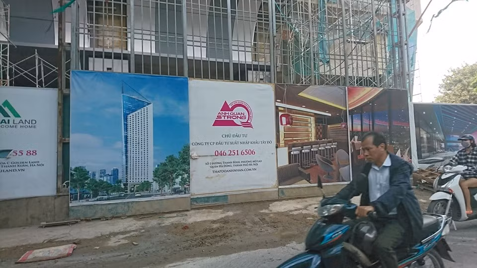 Theo như lời hứa hẹn gần đây nhất của chủ đầu tư thì dự án sẽ được bàn giao vào ngày 31/5/2019. Tuy nhiên, với tiến độ hiện nay thì lời hứa này khó thành hiện thực. Và như vậy, một lần nữa Tập đoàn Anh Quân sẽ lại lỡ hẹn bàn giao dự án Tháp Doanh nhân cho khách hàng? Ảnh: Thế Hoàng.