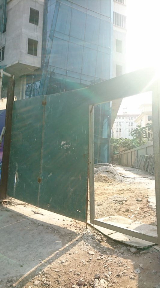 Bên trong khu vực quây tôn, vật liệu xếp ngổn ngang để phục vụ việc xây dựng. Ảnh: Thế Hoàng.