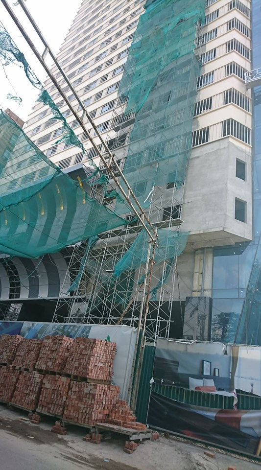 Bên ngoài khu vực quây tôn là những chồng gạch chất đống. Ảnh: Thế Hoàng.