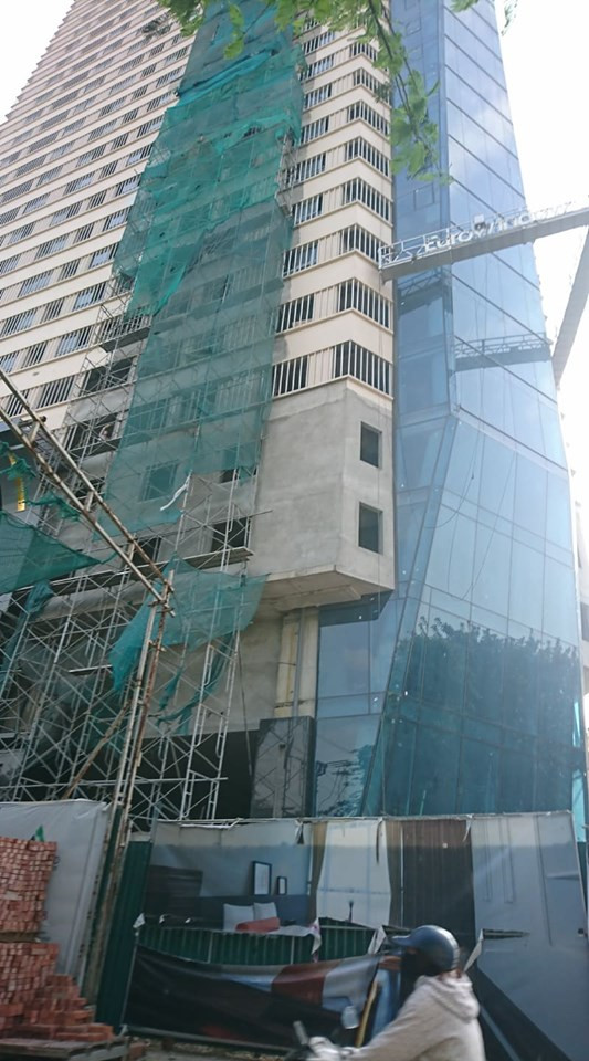 Hệ thống dàn giáo vẫn được lắp đặt để công nhân hoàn thành những công đoạn cuối cùng. Ảnh: Thế Hoàng.