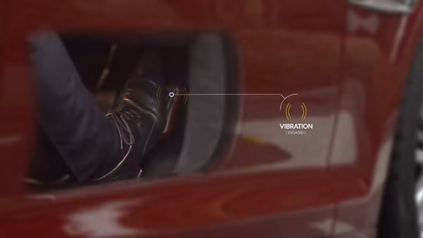 Bàn đạp ga sẽ rung lên hoặc có cảm giác cứng đơ nếu tài xe bỏ qua các cảnh báo khác.