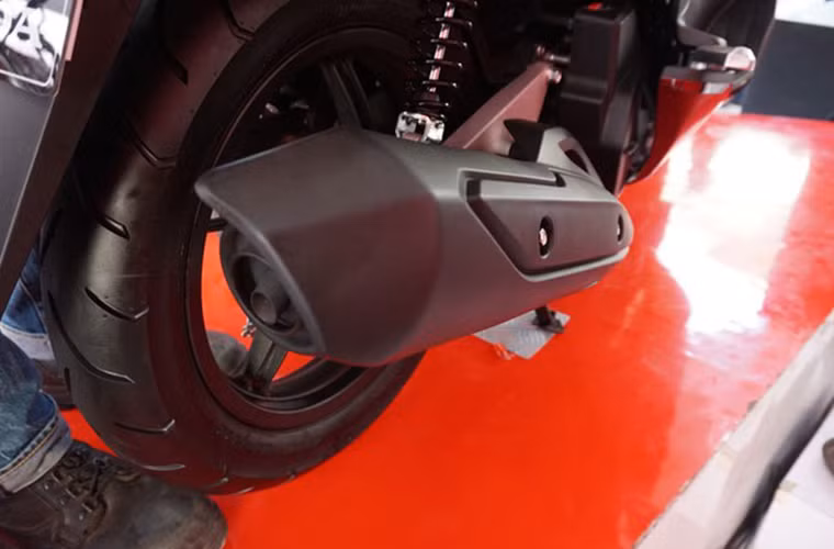 ...phuộc sau và ống bô của PCX 150.